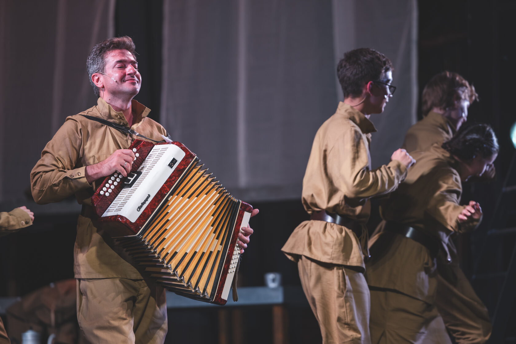 Постановка «Тёркин – это мы!» на сцене театра им. Гоголя.