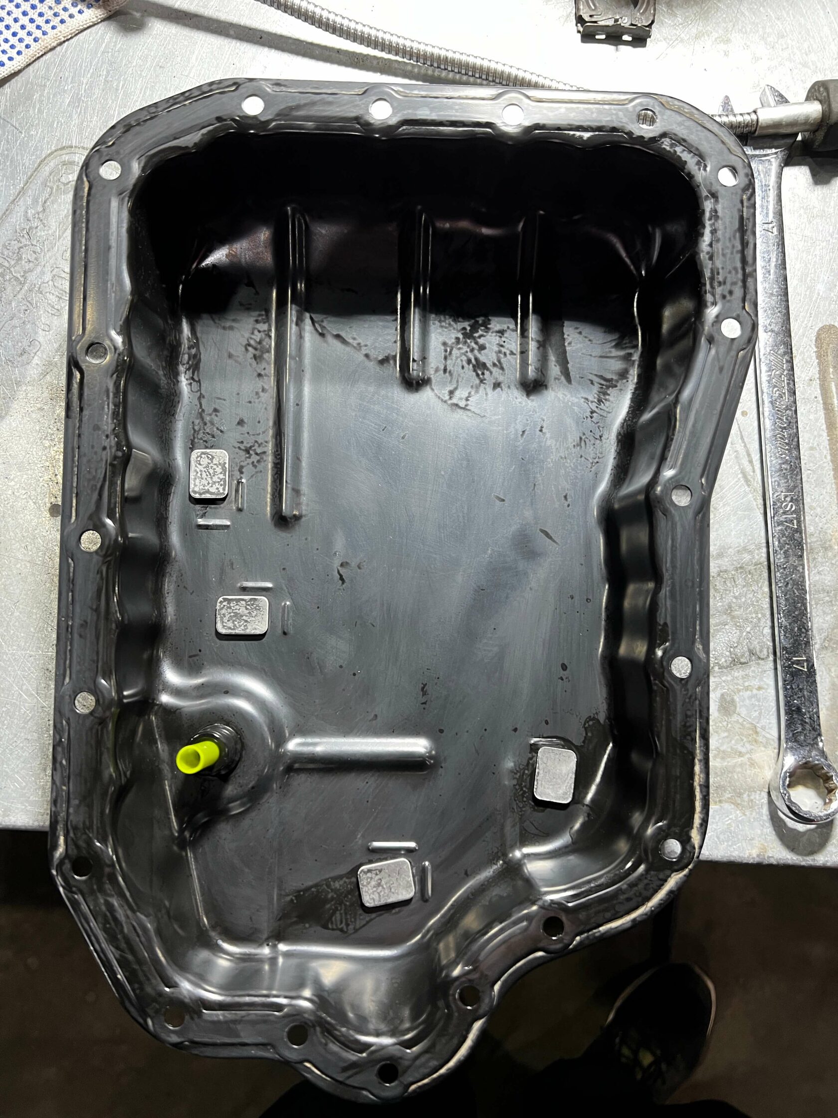 Чистый поддон АКПП после мойки