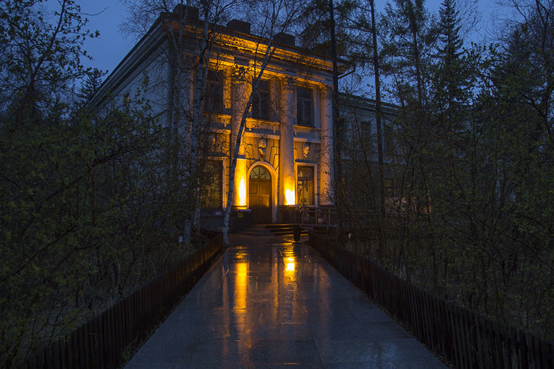 Ночь. Фасад здания музея с подсветкой