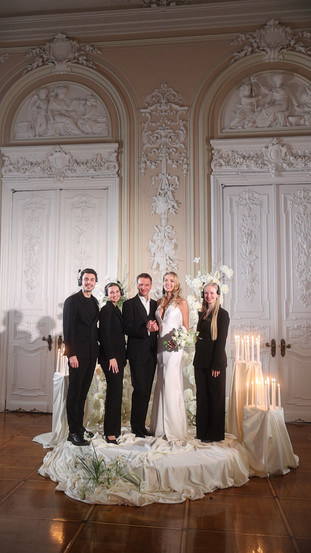 команда Mondestin с женихом и невестой на выездной церемонии в санкт-Петербурге