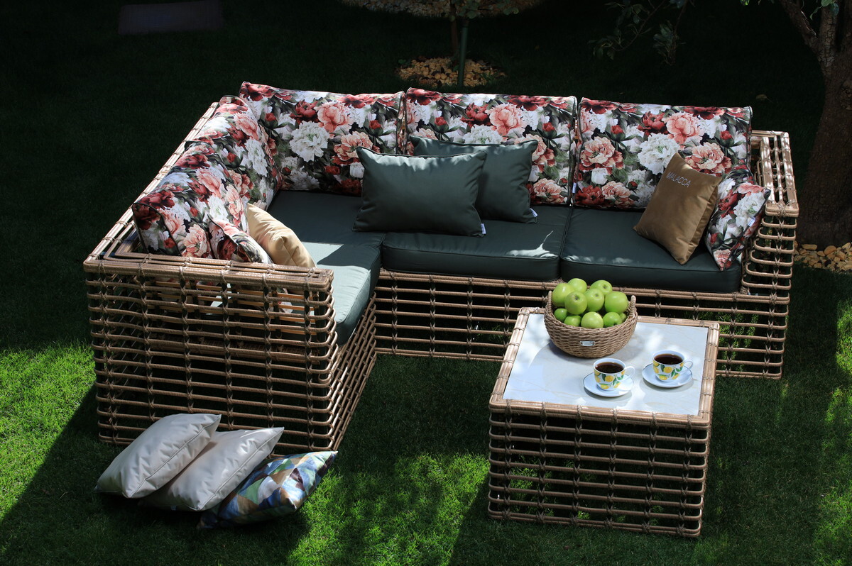 Диван и кресло из экоротанга для лаундж зоны — стиль, комфорт и роскошь. Альт описание: Экологичная мебель из экоротанга для лаундж зоны.