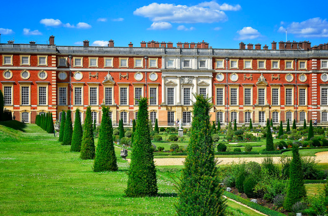 Лондон местонахождение королевской резиденции. Англия дворец Хэмптон-корт. Королевский дворец в Хэмптон-корте. Парк Хэмптон корт. Сады дворца Хэмптон корт в Англии.