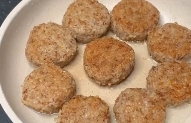 Приготовление постных котлет из гречки на сковороде: шаг 5