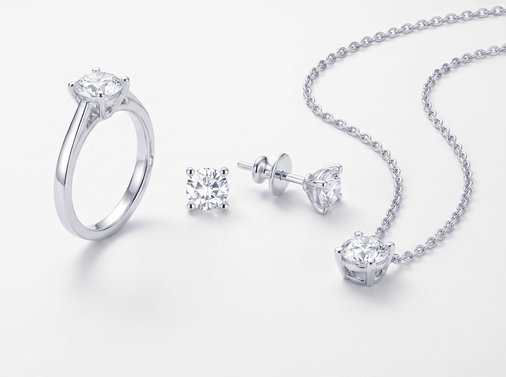 Кольцо, пусеты и колье «SOLITAIRE» с бриллиантами из белого золота