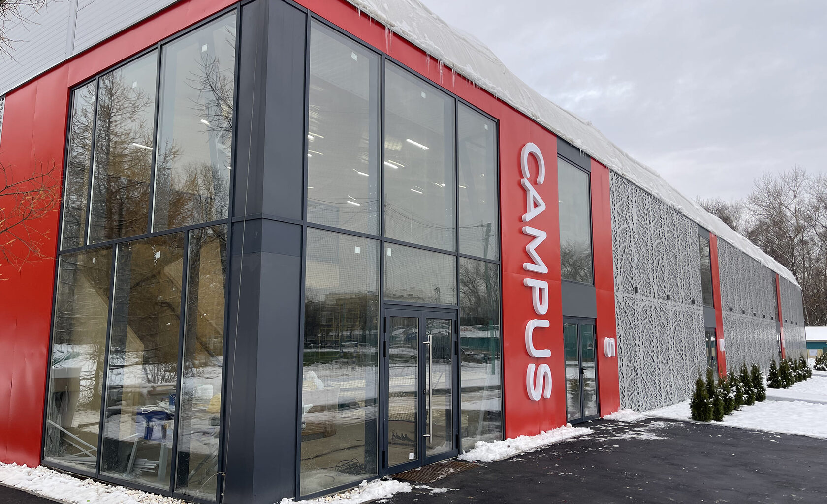 Остекление спортивного корпуса