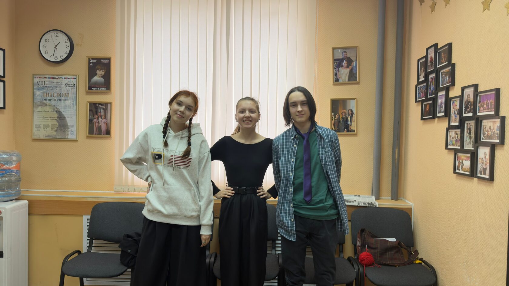 Твэнг — это особый вокальный приём, при котором голос приобретает яркое, звонкое и «пробивное» звучание. Его часто описывают как слегка носовой, металлический оттенок, который помогает голосу легко проходить сквозь музыку и быть хорошо слышимым даже без сильного напряжения. Важно понимать, что твэнг — это не зажим и не пение «в нос», а результат правильной работы голосового аппарата. С точки зрения физиологии твэнг возникает за счёт сужения пространства над голосовыми связками, так называемого надгортанного сужения. Благодаря этому звук становится более сфокусированным, усиливается за счёт резонанса и требует меньше физической силы. Именно поэтому твэнг активно используется как в современной эстраде, так и в музыкальном театре. Научиться петь твэнгом можно постепенно, начиная с простых упражнений. Один из самых доступных способов — имитация звуков. Например, можно изобразить «кряканье» утки, ехидный смех или протяжное «ня-ня-ня» с яркой, звонкой окраской. Такие упражнения помогают почувствовать нужное положение гортани и резонаторов. Важно следить, чтобы в горле не возникало напряжения: твэнг ощущается скорее как лёгкая вибрация в области носа и верхних зубов. Ещё один эффективный метод обучения — работа с речью. Попробуйте сказать фразу с преувеличенно саркастичной или мультяшной интонацией, а затем перенести это ощущение в пение. Также полезно заниматься под руководством вокального педагога, который поможет отличить правильный твэнг от вредного зажима. Твэнг можно использовать в самых разных песнях и стилях. Он широко распространён в поп-музыке, роке, мюзиклах, соуле и кантри. С его помощью певцы делают высокие ноты устойчивыми, добавляют драйв в припевы и подчёркивают эмоциональные моменты. При этом твэнг может быть как ярким и агрессивным, так и мягким, едва заметным — всё зависит от художественной задачи. В итоге твэнг — это полезный и универсальный инструмент вокалиста. Освоив его, можно петь громче и увереннее, сохраняя здоровье голоса и расширяя выразительные возможности своего исполнения.