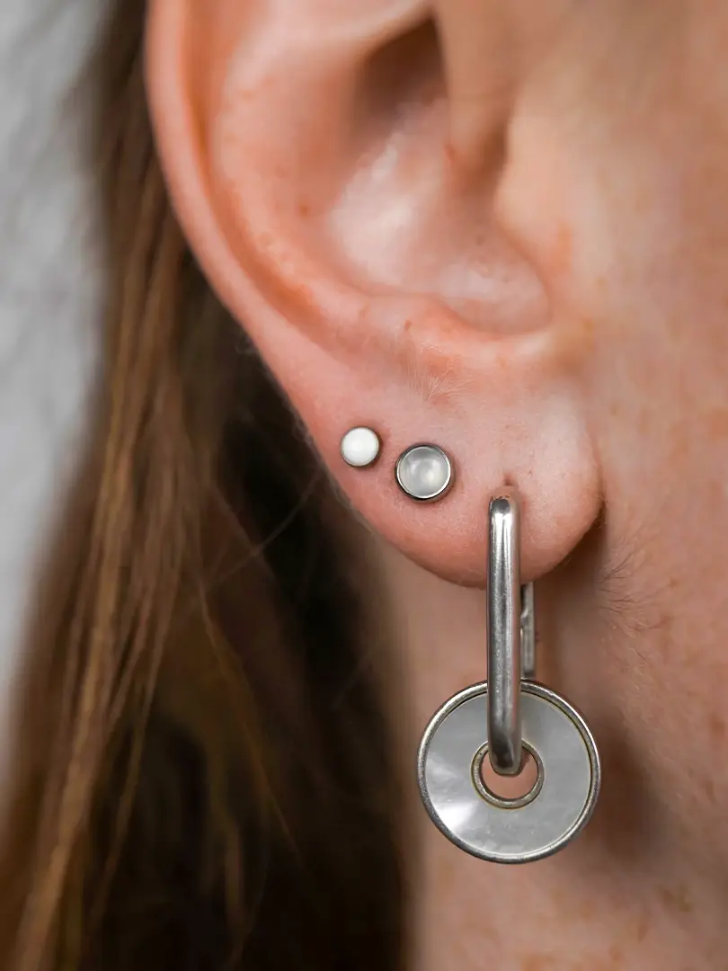 Прокол мочки уха крупным планом