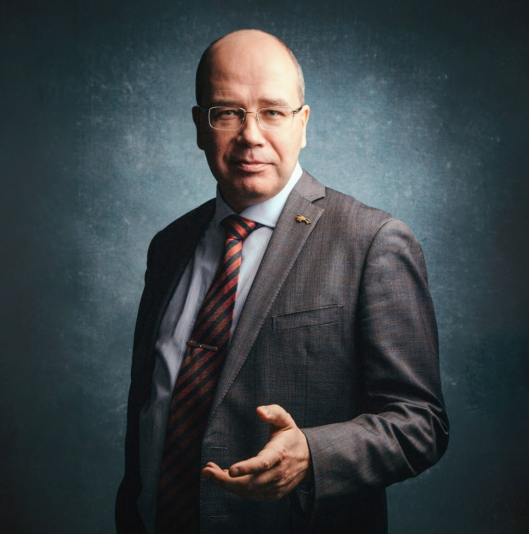 Александр Карбаинов протягивает руку