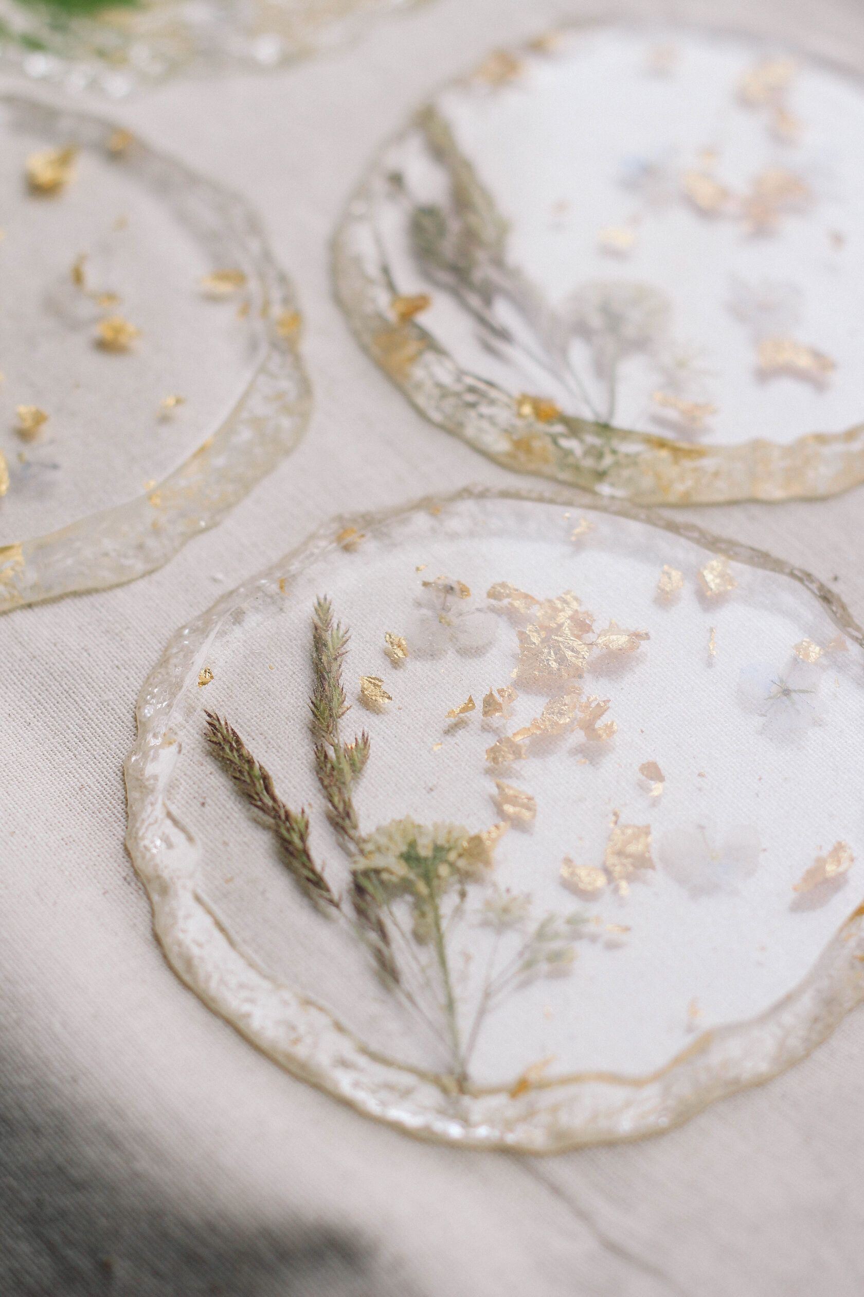 Подстаканник круглый из эпоксидной смолы с натуральными растениями