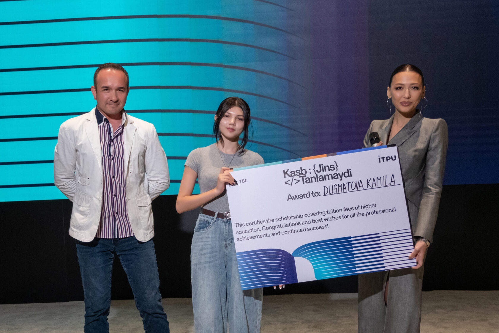 Rus snuck va uxlab yotgan ayolni sikishdi