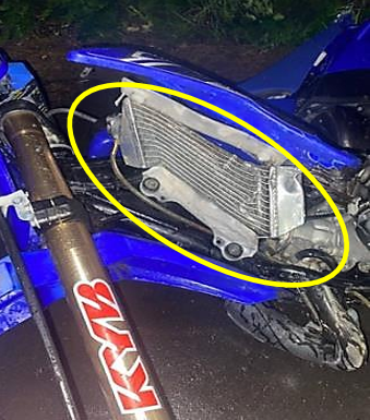 Повреждения радиатора мотоцикла Yamaha.