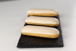 Классический эклер с заварным кремом