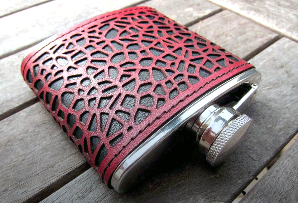 лазерная резка кожи красивая фляжка с кожаным чехлом