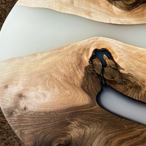 Tavolo rotondo da pranzo in olmo e resina verde bosco