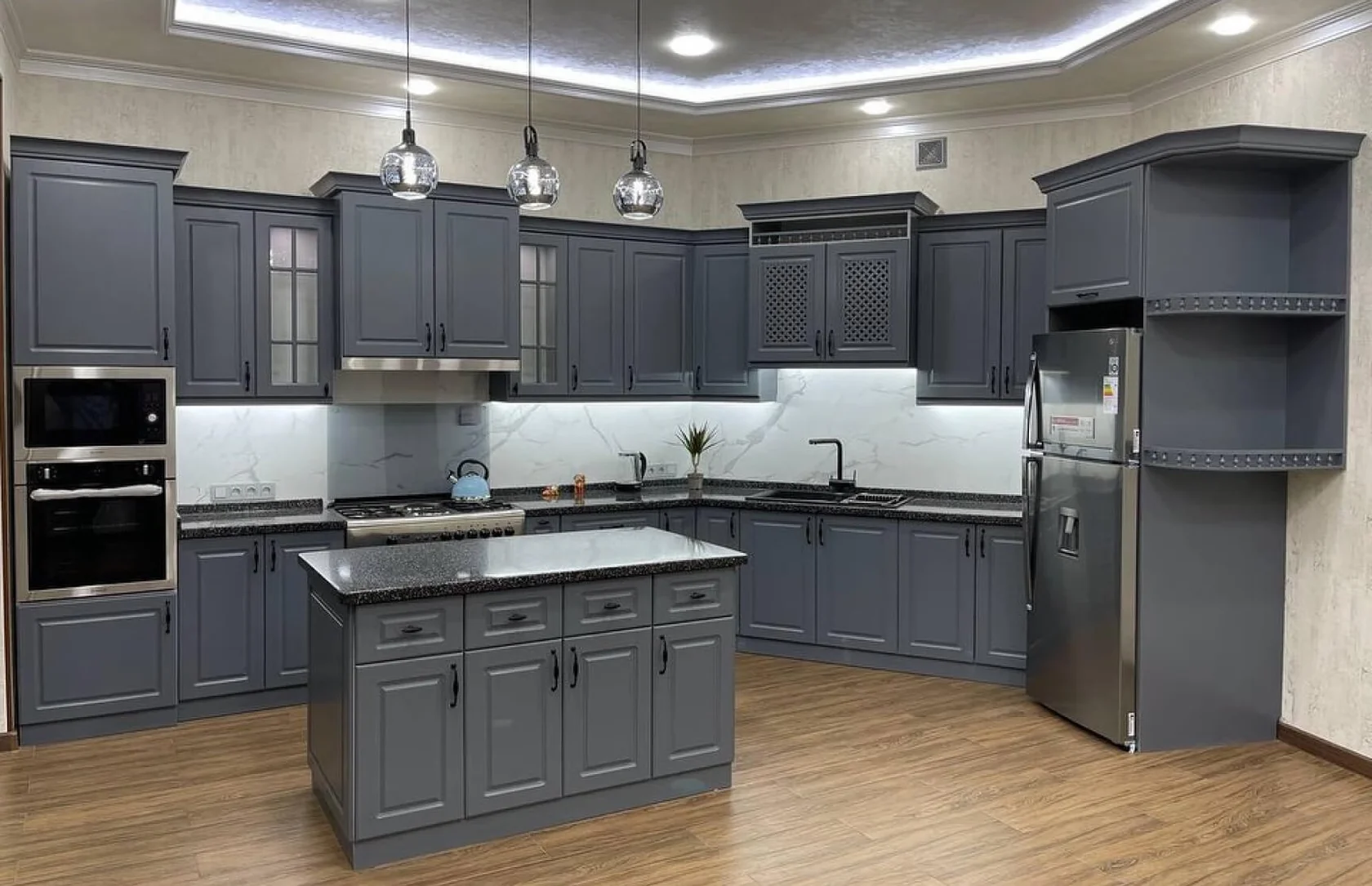 Классическая кухня серого цвета с островом