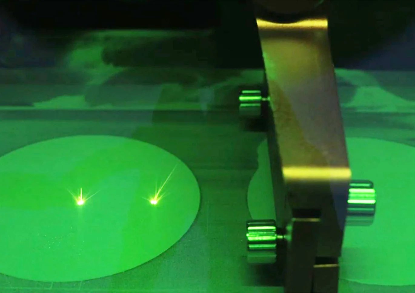 Два лазера над платформой SLM 3D-принтера Riton M-150D