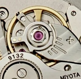 Механизм Miyota 9132: балансир с рубиновым камнем на мостовом механизме