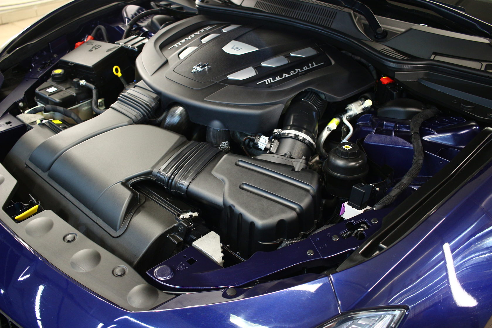 Двигатель мазерати. Детейлинг мойка моторного отсека. Двигатель Мазерати v6. Maserati мойка двигателя. Двигатель Мазерати гибли.