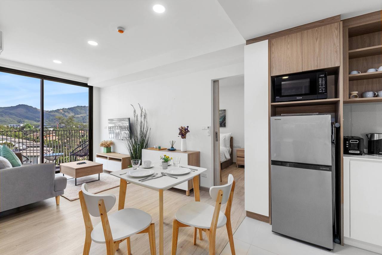 Почему Пхукет — одно из лучших мест для покупки квартиры? Пхукет — крупнейший остров Таиланда, известный своей развитой инфраструктурой, пляжами мирового уровня и устойчивым спросом на аренду недвижимости. Для россиян он стал не просто курортом, а полноце