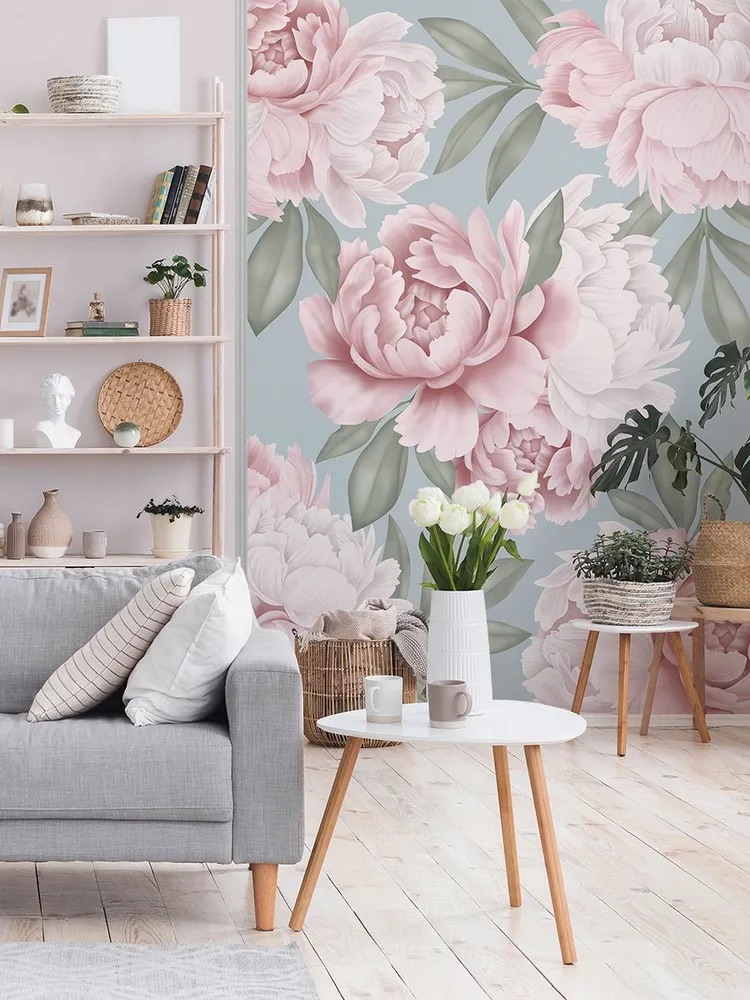 Светло-серые обои с пионами в интерьере, ширина 2 метра