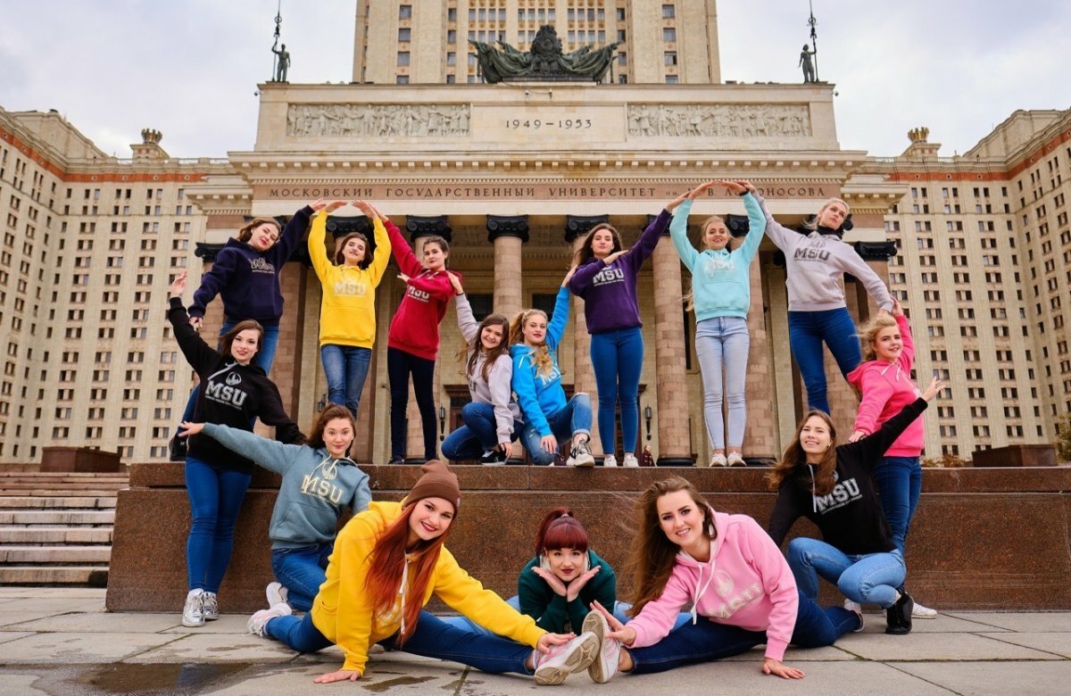 Мга клубы. Фотосессия на фоне МГУ. МГУ студенты. Студенты на фоне МГУ. Студенты на фоне московских университетов.