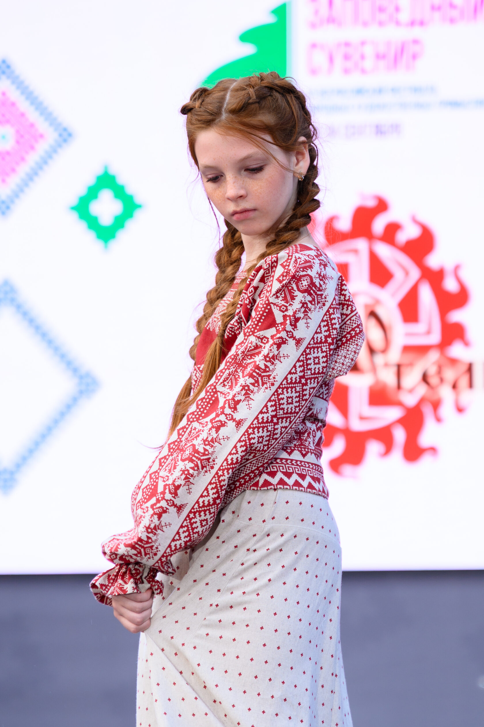 Кельтская красавица, русская красавица, рыжая коса, показ моды славартель, русское платье, платье в русском стиле, славяне кисловодск,