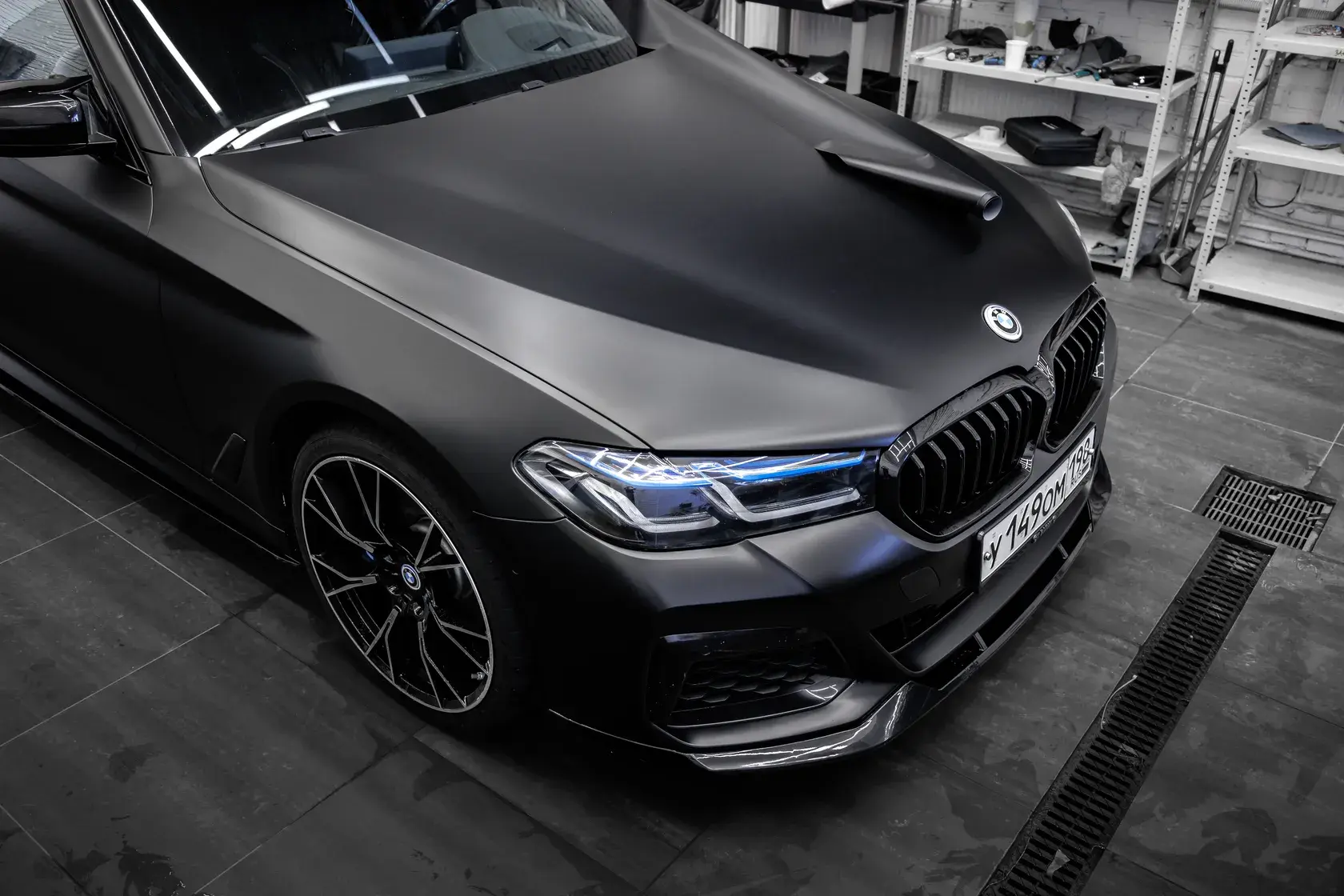 BMW 5 серии в тёмно-сером матовом исполнении