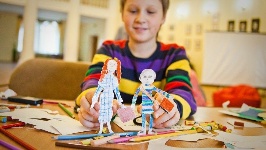 фото нанесения макияжа на лицо девушки 