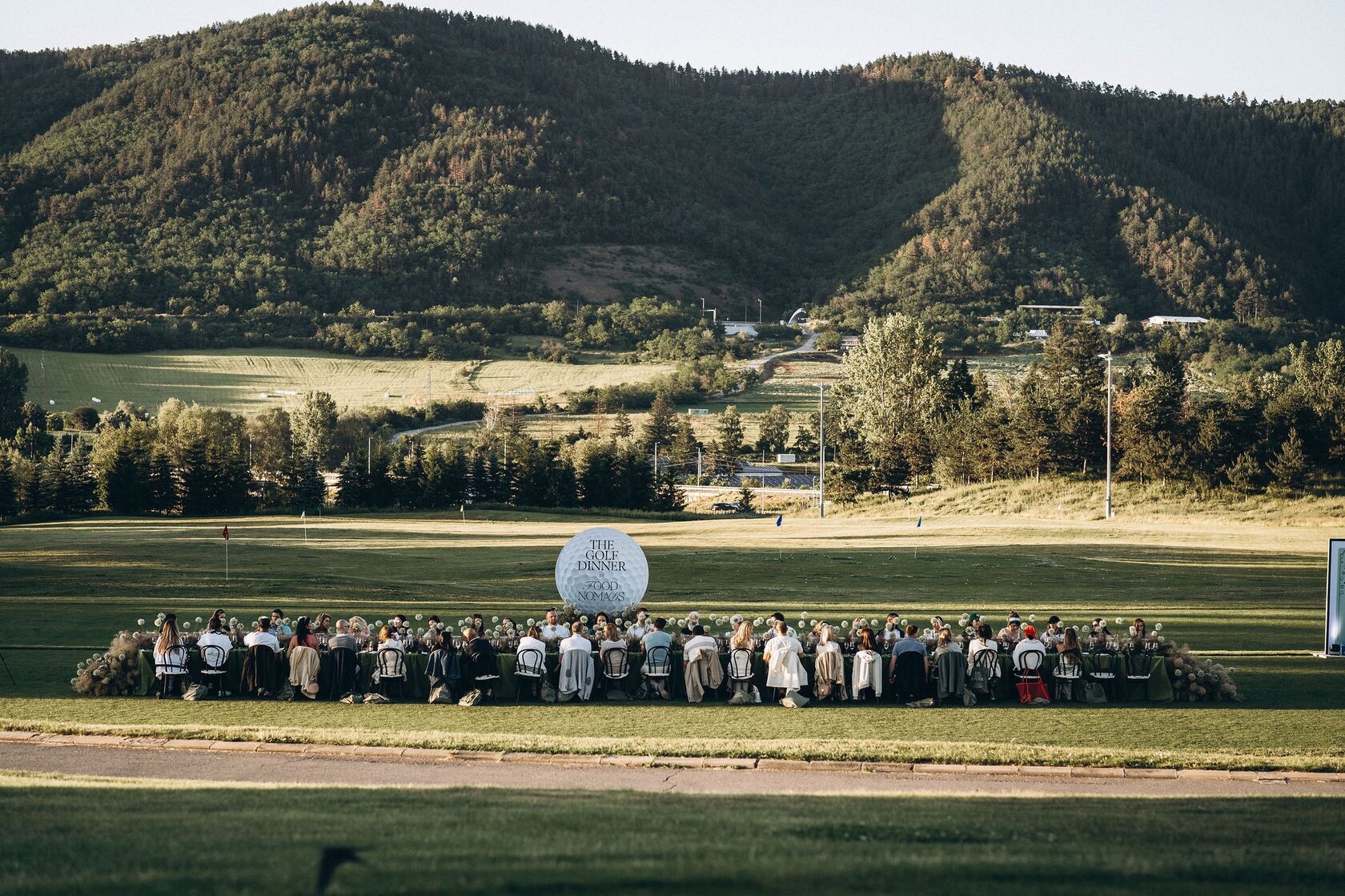 Цялата маса с гости по време на вечерята на The Golf Dinner by Food Nomads 