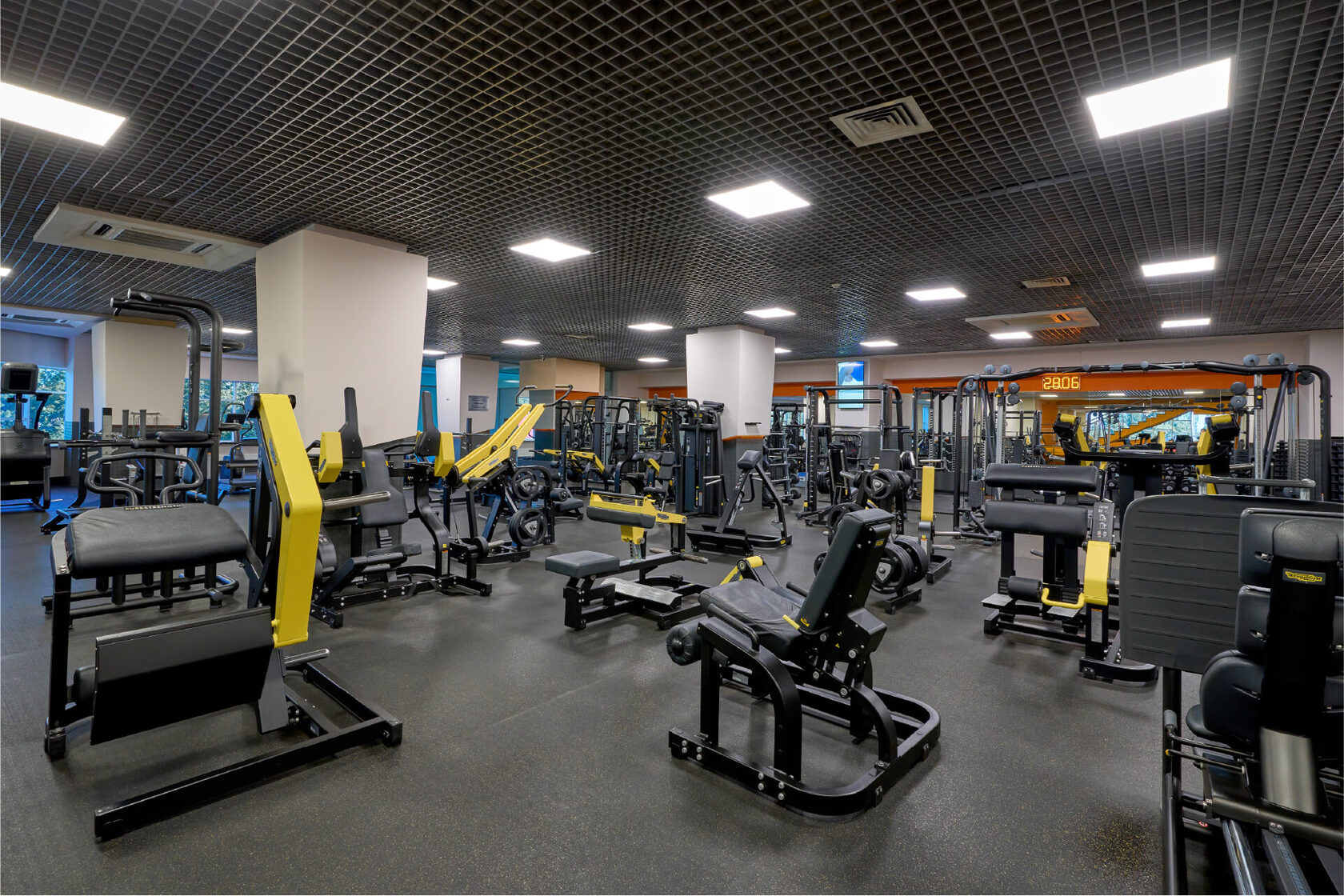 Интерьер клуба Orange Fitness на Кубанской набережной в Краснодаре
