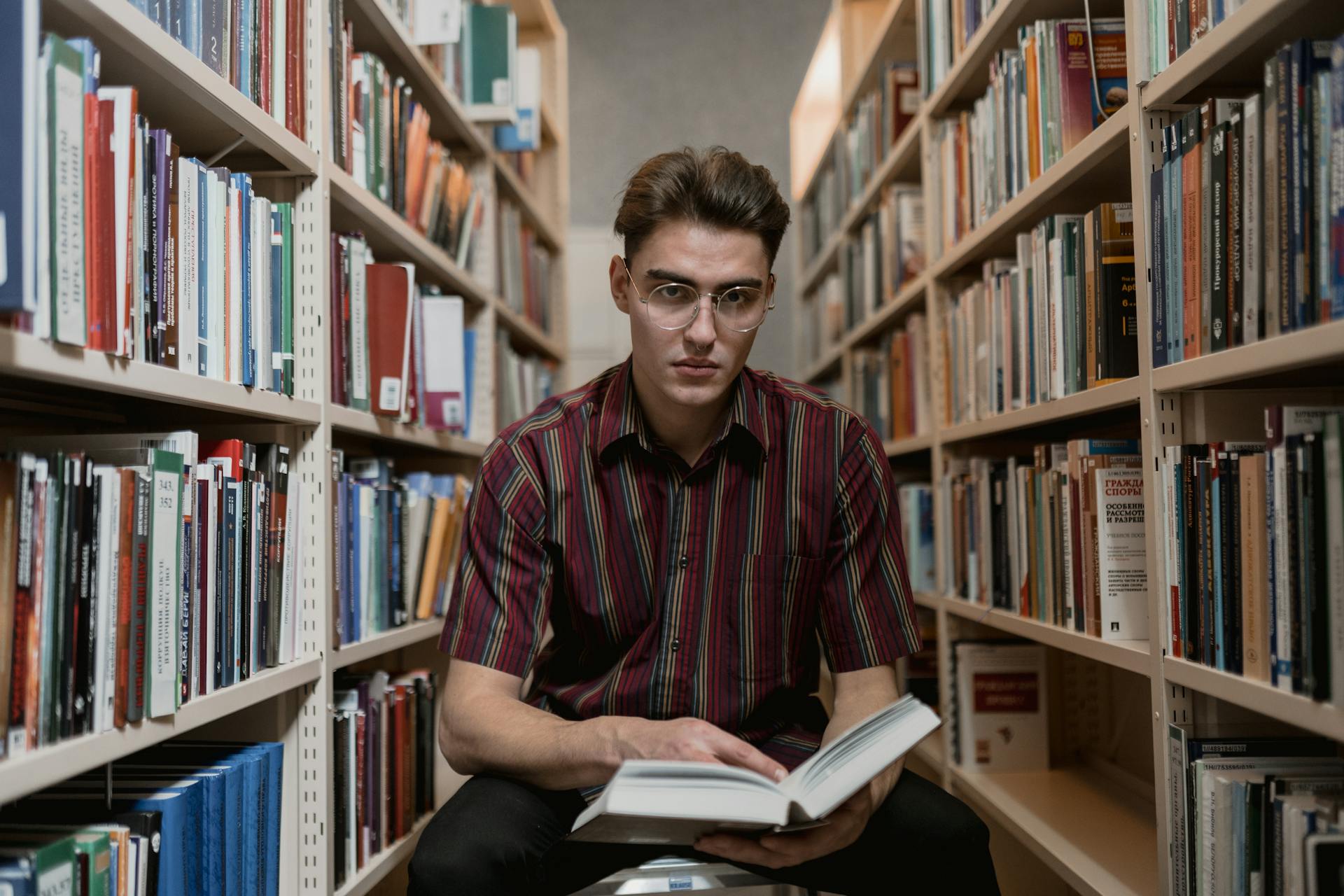 Студент за учебниками A-Level и IB - выбор программы для поступления в топовый университет