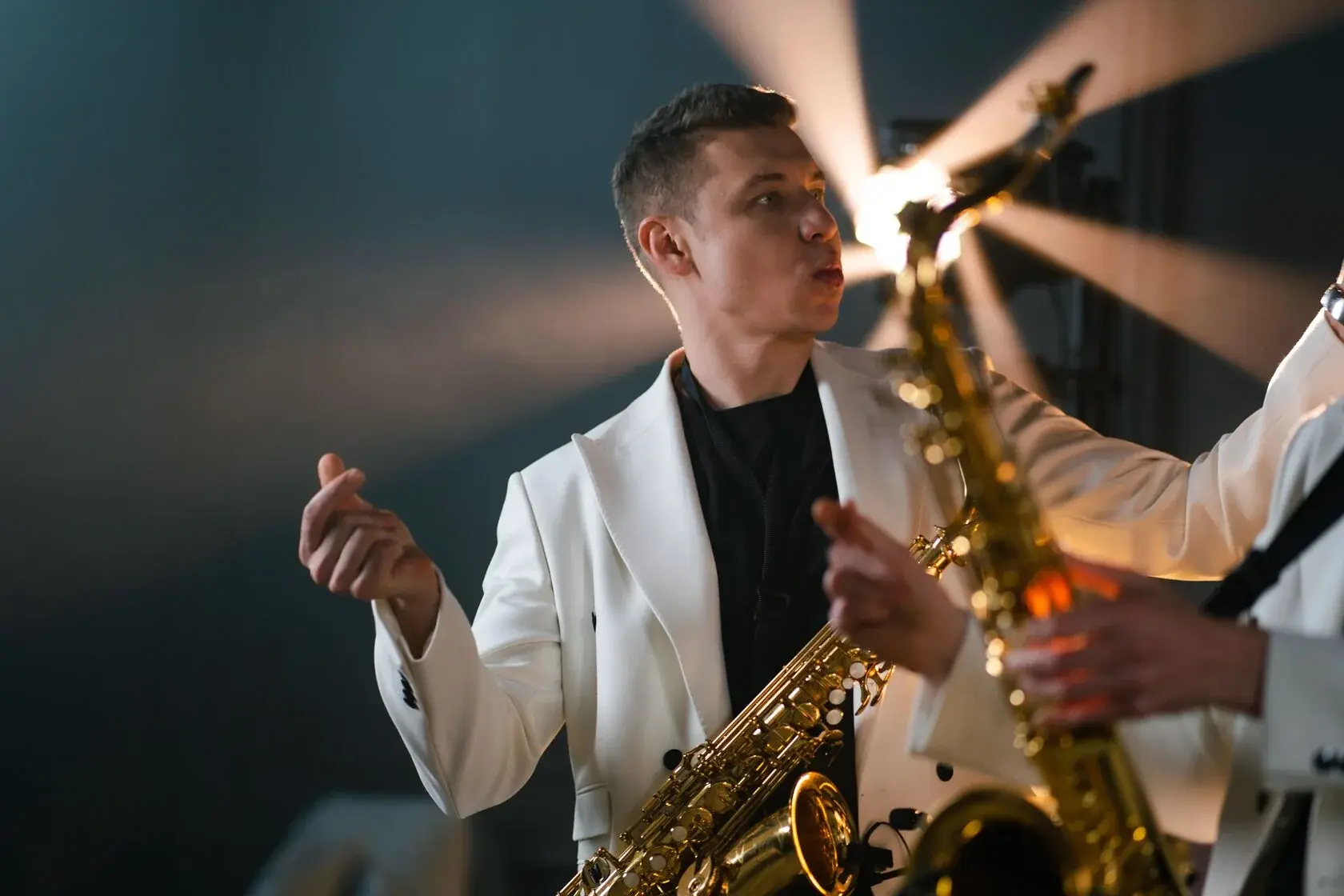Евгений Радецкий с саксофоном — SALUT BRASS