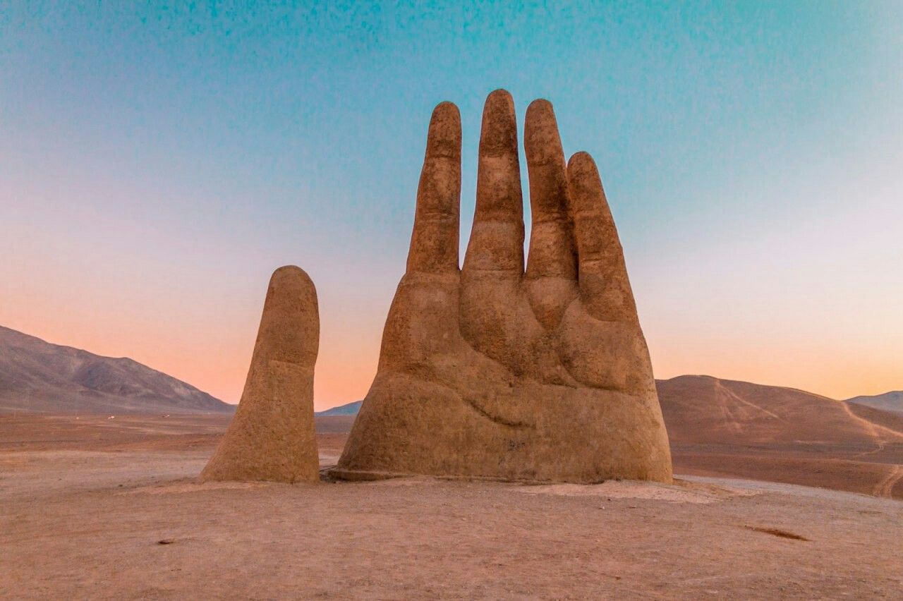 Скульптура «Рука пустыни»