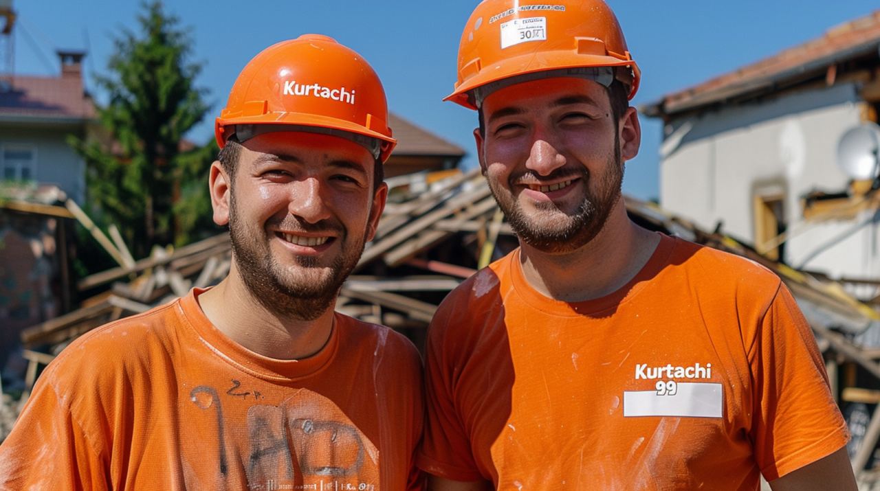 два служители на фирма за къртене на стени радват се на успешно изкъртена стена