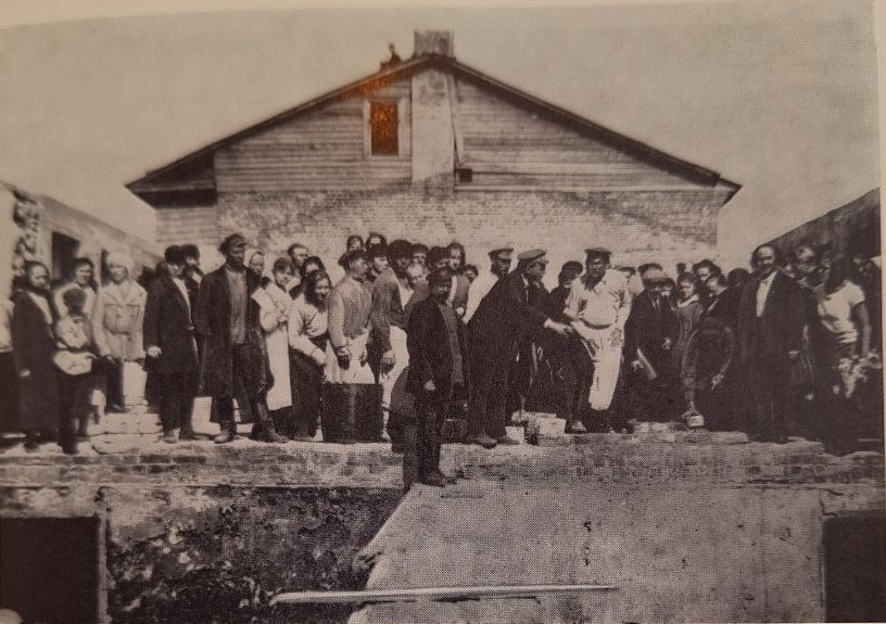 Начало строительства клуба, 1926 год. (Полтора века : Очерки, документы, воспоминания, материалы посвящены 150-летней истории комбината б. Карточной фабрики. Ленинград : б. и., 1969)