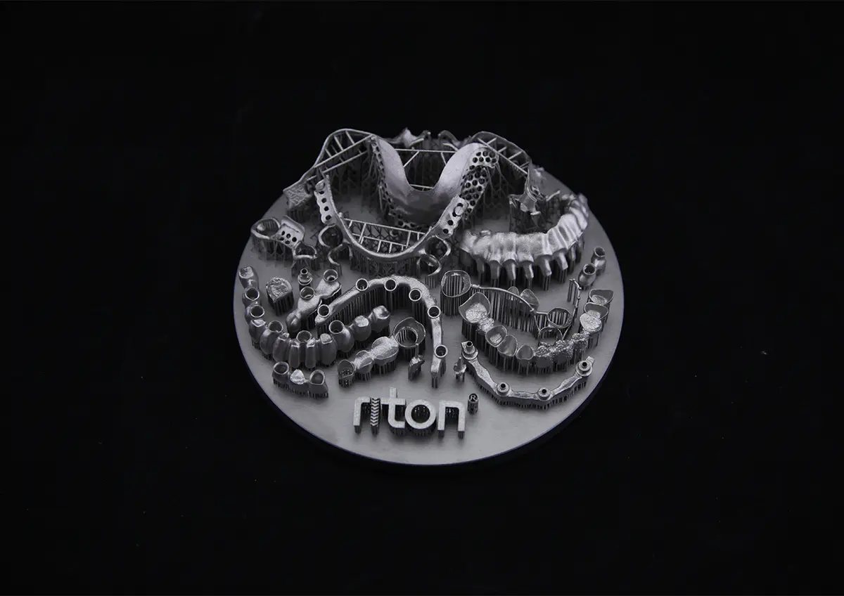 Платформа с напечатанными работами Riton M-150D