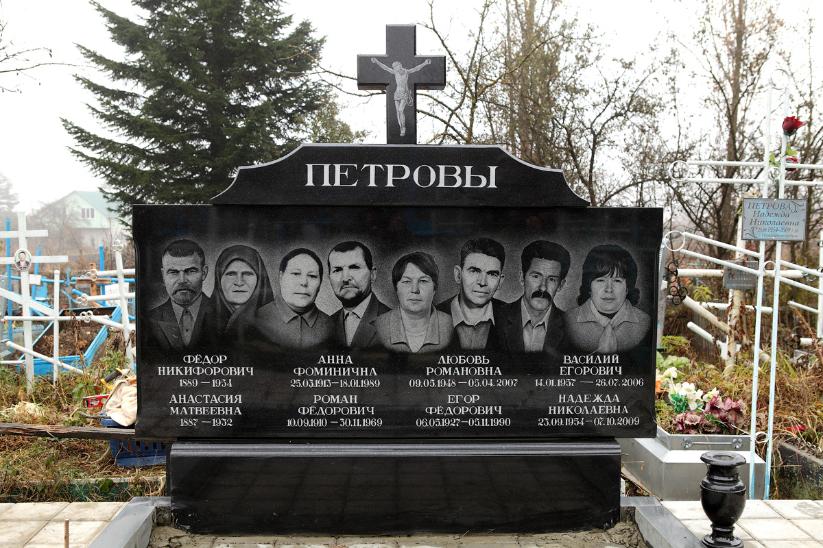 Памятники на могилу на 3 человека из гранита фото