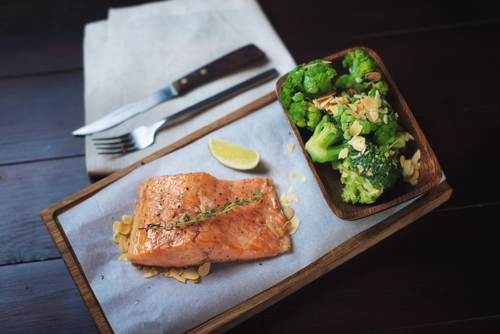 запеканка с лососем и брокколи. рецепт лосося с брокколи. лосось с брокколи. рецепт лосося с брокколи. горбуша запеченная с брокколи.