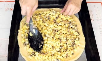 Приготовление закрытого пирога с грибами и картошкой в духовке: шаг 12