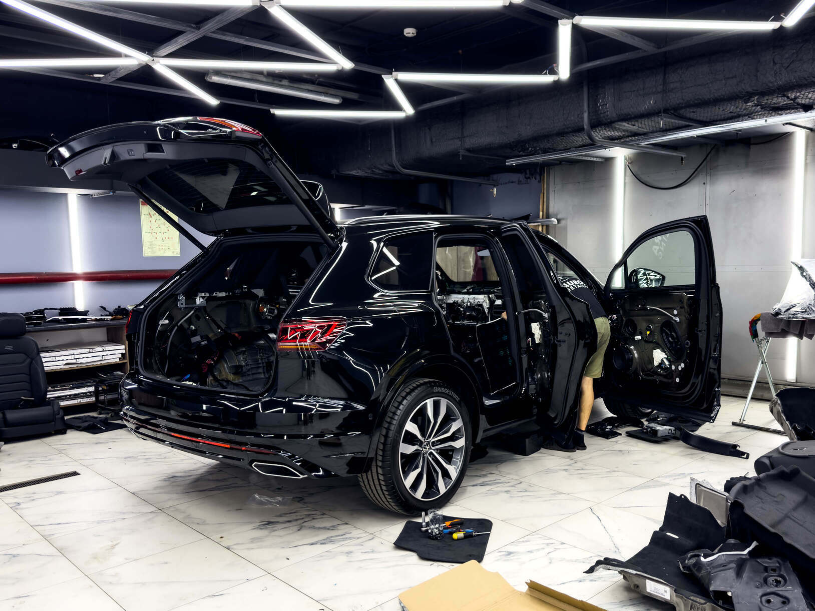 Подготовка автомобиля к шумоизоляции в Аврора Детейлинг