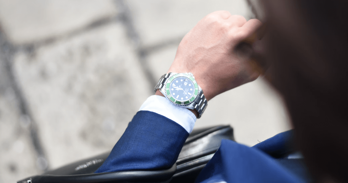 рука с часами