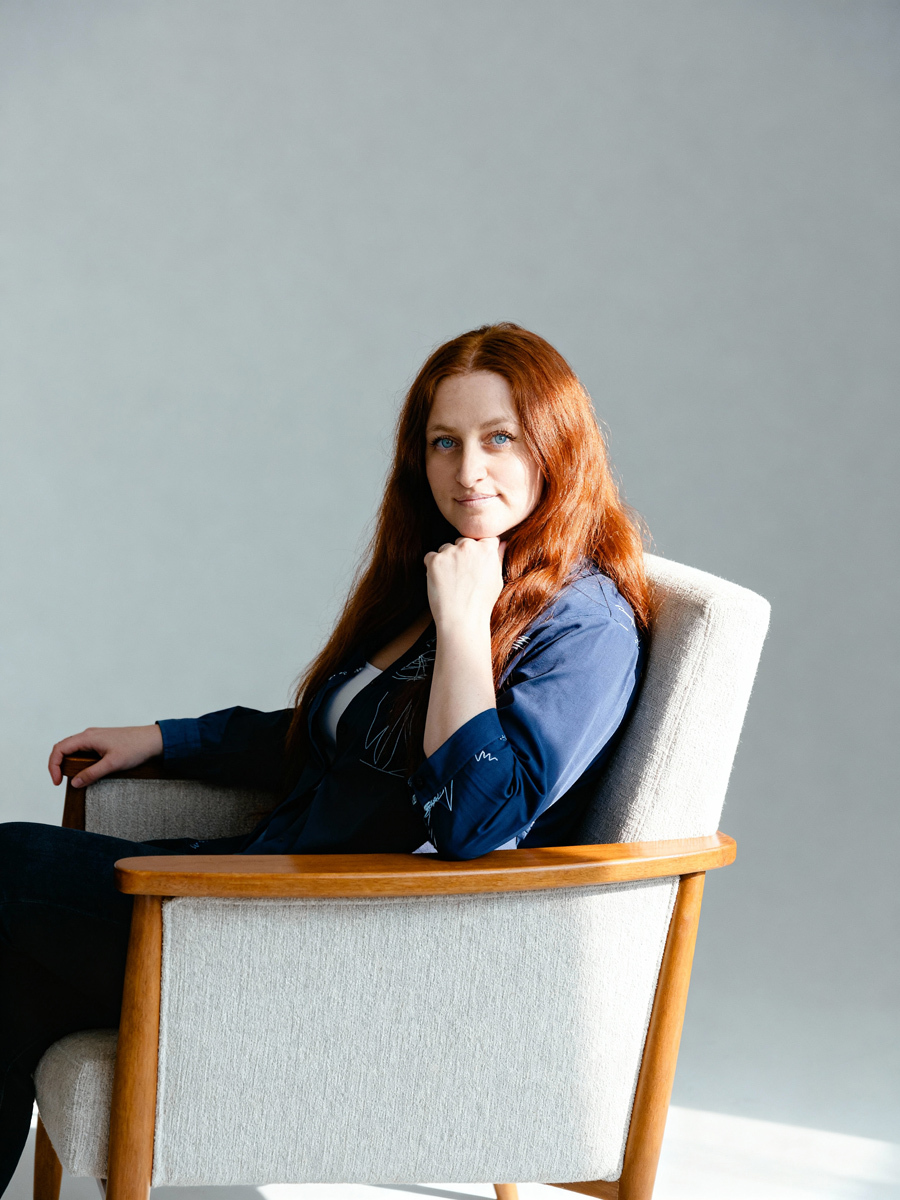 нейрофотосессия девушка в фотостудии на кресле