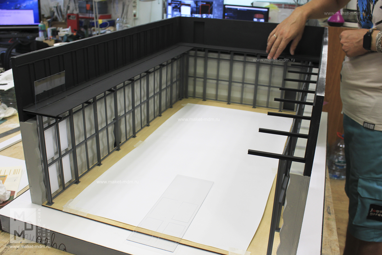 процесс работы над макетом декораций 