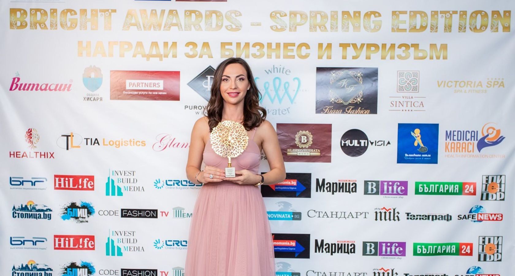 Илияна Гецова с награда за Mi Amor на Spring Bright Awards 2025