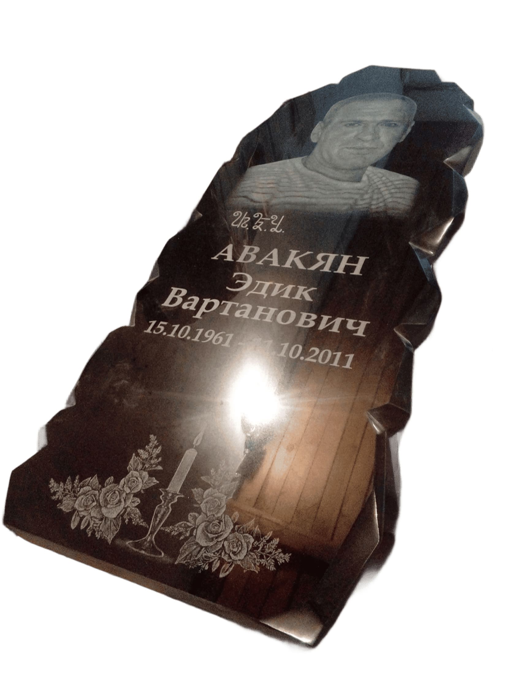 Памятник из Карельского гранита с индивидуальной вырубной формой, размер 1100х500