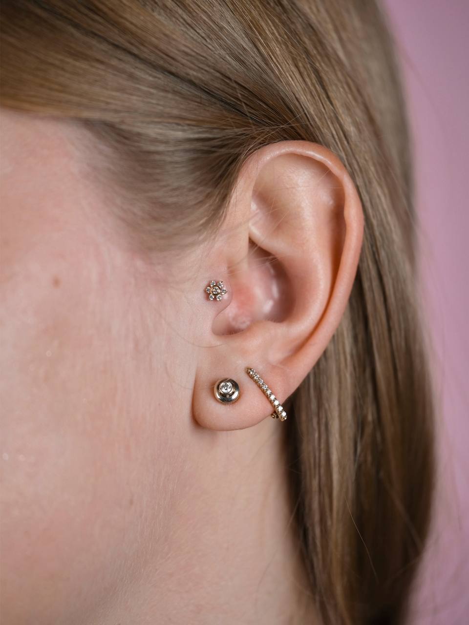 Красивый пирсинг трагус