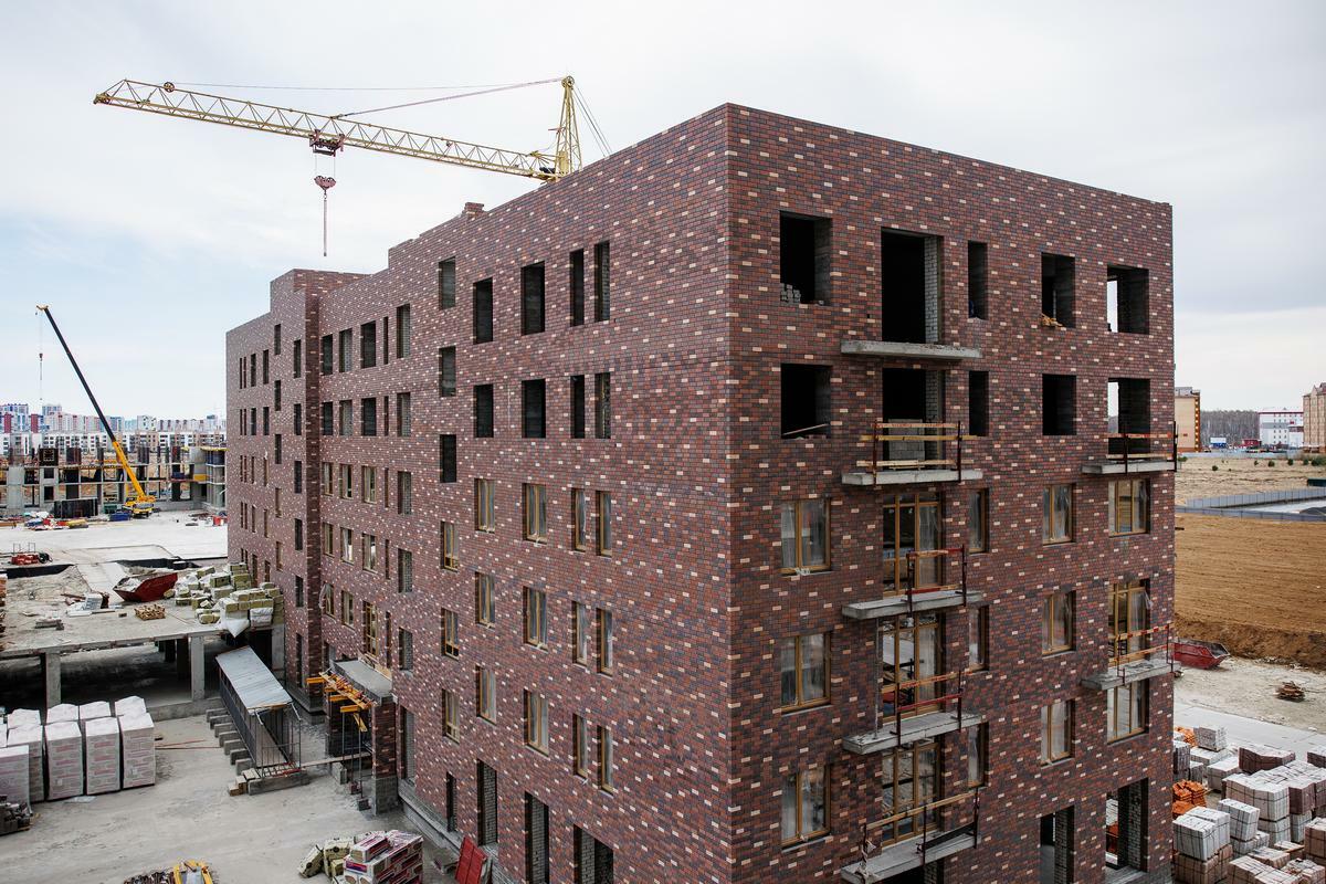 на крыше названия жилого комплекса. жк корне. жилой район. жк листопад тюмень. новый город.