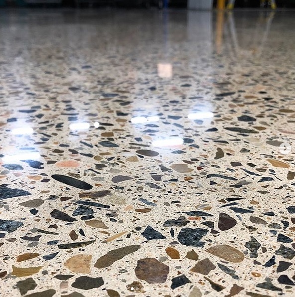 пол шлифованный бетон. мрамор для пола. подоконник под мрамор. камин мрамор самара. белый мраморный камин.