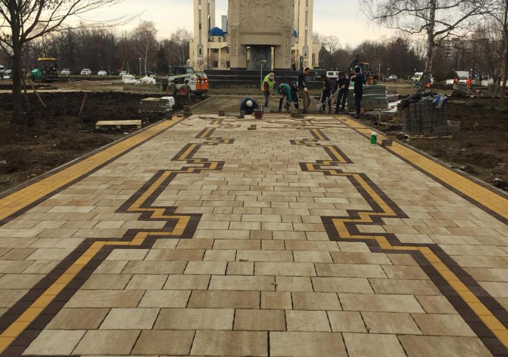 Тротуарная плитка с греческим орнаментом