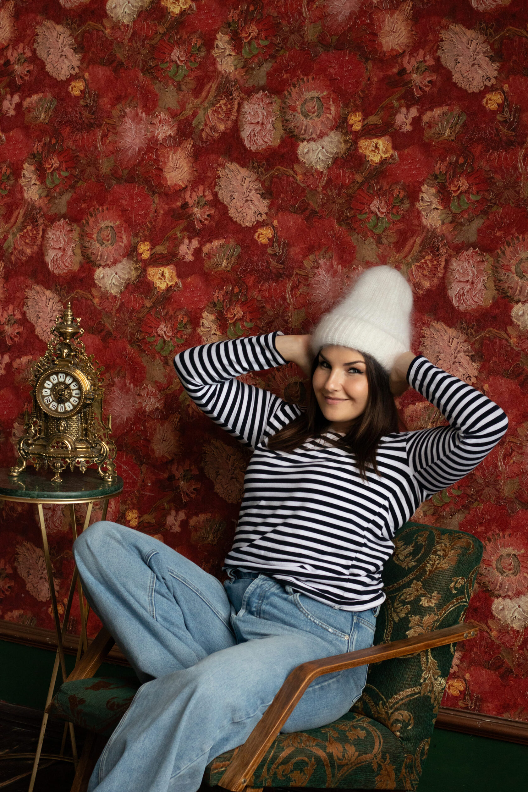 Белая вязаная шапка из козьего пуха ручной работы на модели